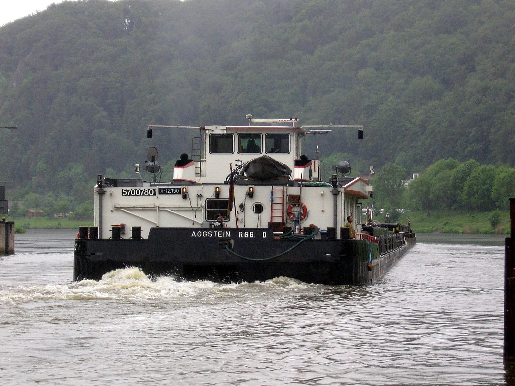 Koppelverband Aggstein , 5700780 , hat am 25.05.2006 die Schleuse Riedenburg im Main-Donau-Kanal verlassen und fhrt Richtung Kelheim / Regensburg.