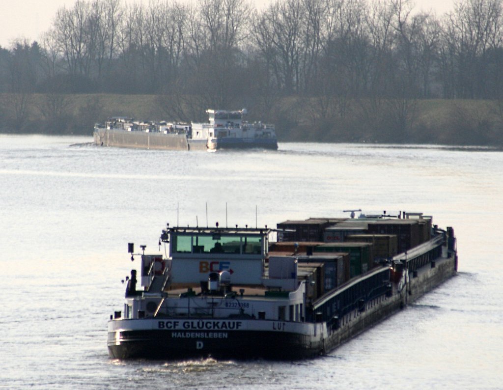 Koppelverband BCF Glckauf hat die Nordkammer der Schleuse Geesthacht verlassen und fhrt hinter dem TMS Eiltank 40 die Elbe zu Tal Ri. HH. 20.03.2011
