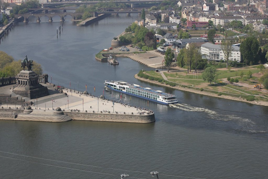 Kreuzfahrtschiff   AVALON AVINITY   am 20.04.2011 bei der Einfahrt in die Mosel am deutschen Eck in Koblenz.
Lnge 110m
Breite 11m