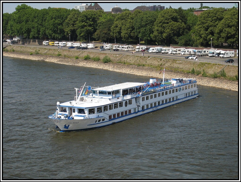 Kreuzfahrtschiff  Calypso , aufgenommen am 04.06.2011 bei einem Wendemanver nach dem Ablegen auf dem Rhein in Dsseldorf.