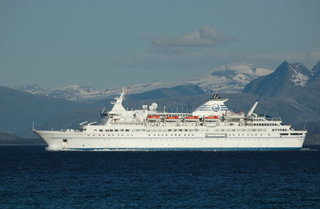 Kreuzfahrtschiff Delphin wurde vor Lodingen/Lofoten-Norwegen am 16.6.2008 abgelichtet.
Das Schiff hat eine Lnge 157m, 
Breite 21,8m, Tiefgang 6,20m.Wurde 1975 gebaut und 2004 renoviert. 
