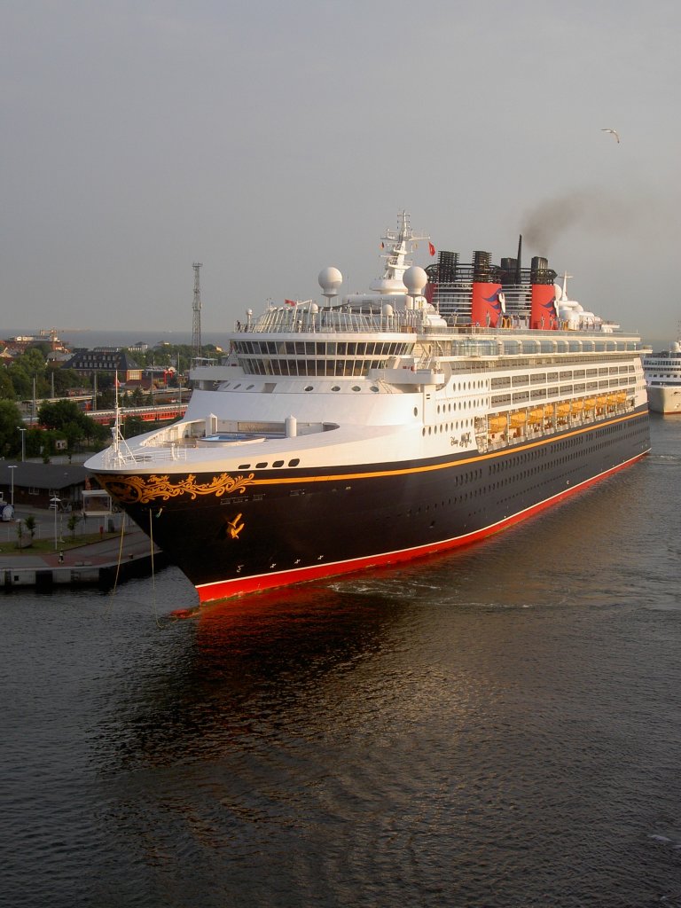 Kreuzfahrtschiff Disney Magic im Hafen von Rostock, Baujahr 1998, BRT 83338, Lnge 294 Meter, 877 Kabinen, Besatzung 945, Disney Cruise Lines (10.07.2010)