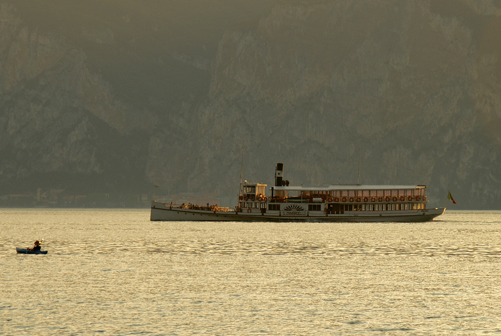 Kurz vor Sonnenuntergang passiert der Dampfer  G. Zanardelli  Malcesine am Gardasee (18.08.2011).