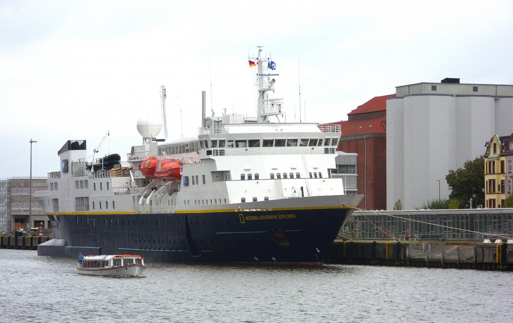 LBECK-BURGTORHAFEN, ein Lbecker Hafenrundfahrtschiff fhrt mit seinen staunenden Passagieren an der N.G.EXPLORER, IMO 8019356,vorbei...
Aufgenommen: 30.8.2011