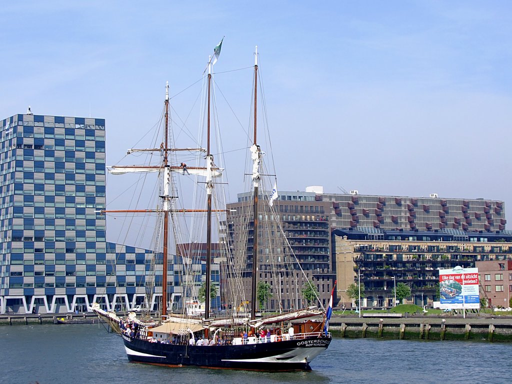 Leinen los und Segel setzen heisst es auf der OOSTERSCHELDE (Segelflche 891qm; L=50; B=7,5; Bj.1917)im Hafen von Rotterdam; 110902