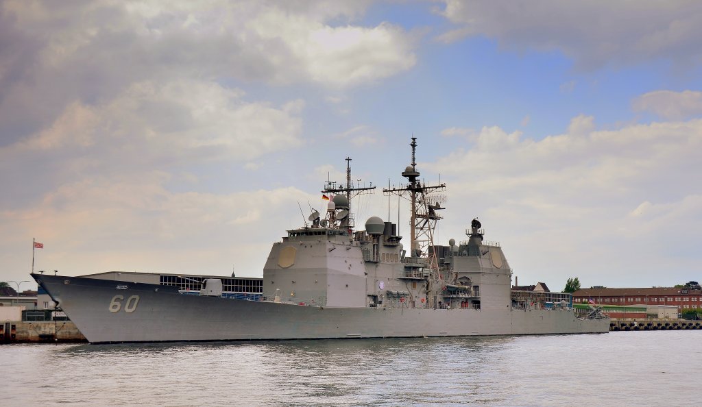 Lenkwaffenkreuzer CG 60 USS Normandy whrend der Kieler Woche 2012. Anlsslich der Kieler Woche weilte dieser  Tyco  unter fast schon paranoiden Sicherheitsvorkehrungen am Tabakhaus (?)....