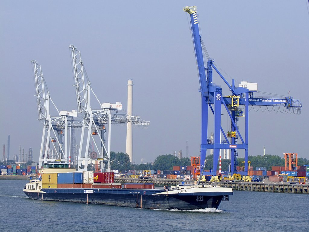 LEYLA(2321732; L=110; B=11mtr; 2755t; Bj.1994) im Hafenterminal von Rotterdam; 110902