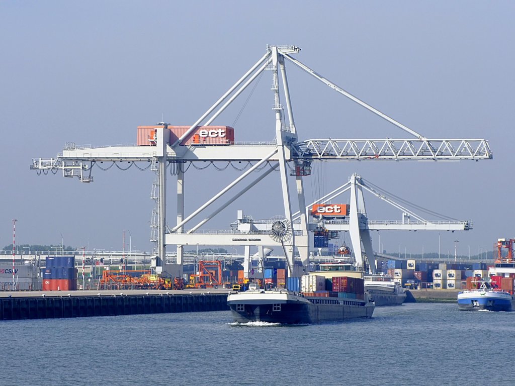 LEYLA(2321732; L=110; B=11mtr; 2755t; Bj.1994)hat sich im Container-Terminal am Rotterdamer Hafen ein paar Groraumbehlter abgeholt; 110902