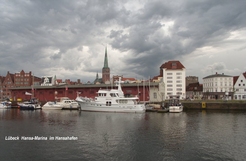 Lbeck Hansa-Marina im Hansahafen, den ganzen Sommer ber liegen hier Gastschiffe aus den Skandinavischen Lndern, aber auch ber Kanle gekommene, niederlndische Boote...Einige Boote sind auch zur berwinterung gekommen.Aufgenommen: 6.8.2011...