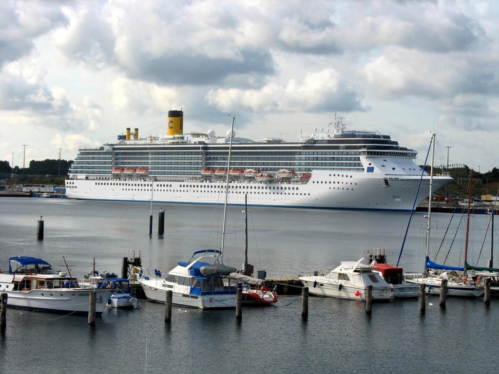 Lbeck-Travemnde, am Skandinavienkai des Travemnder Hafen hat die Costa Meditaranea fr einige Stunden festgemacht. Im Vordergrund sind Sportboote im Fischereihafen zu sehen.Aufgenommen: 11.9.2009