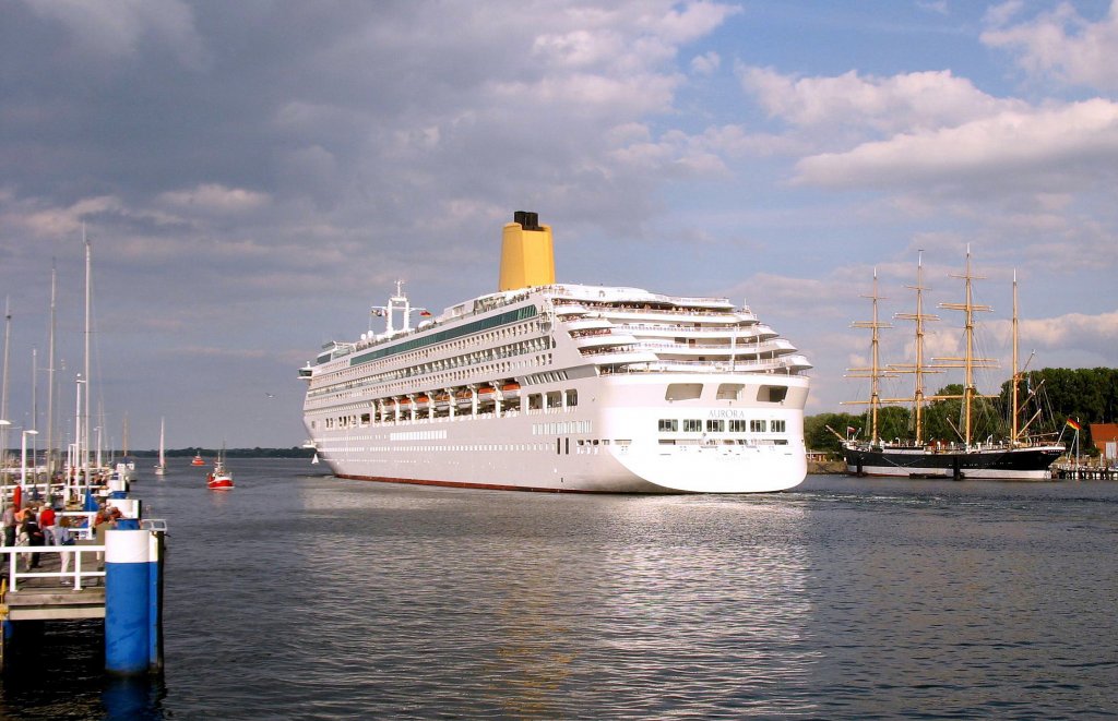 Lbeck-Travemnde, das Passagierschiff MS AURORA IMO 9169524 hat am Skandinavienkai abgelegt, fhrt auf der Trave in Richtung Ostsee...
Aufgenommen: 17.6.2008