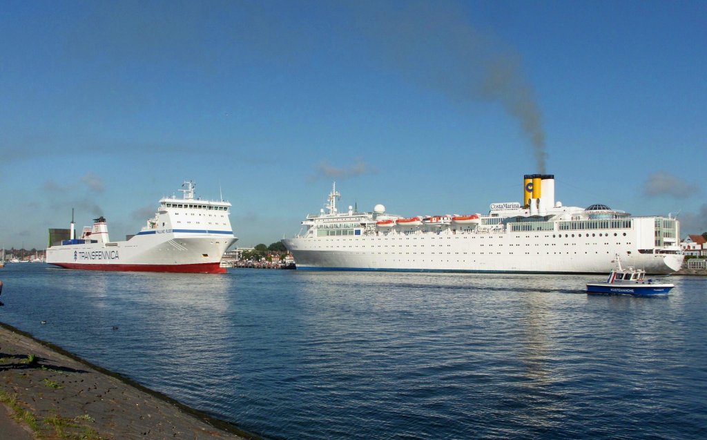 Lbeck-Travemnde,heute ist Hochbetrieb, die Costa Marina liegt im Travemnder Hafen am Ostpreuenkai und ein RO-RO Schiff von der Russ-Rederei luft Richtung Ostsee aus.Aufgenommen am 4.6.2011