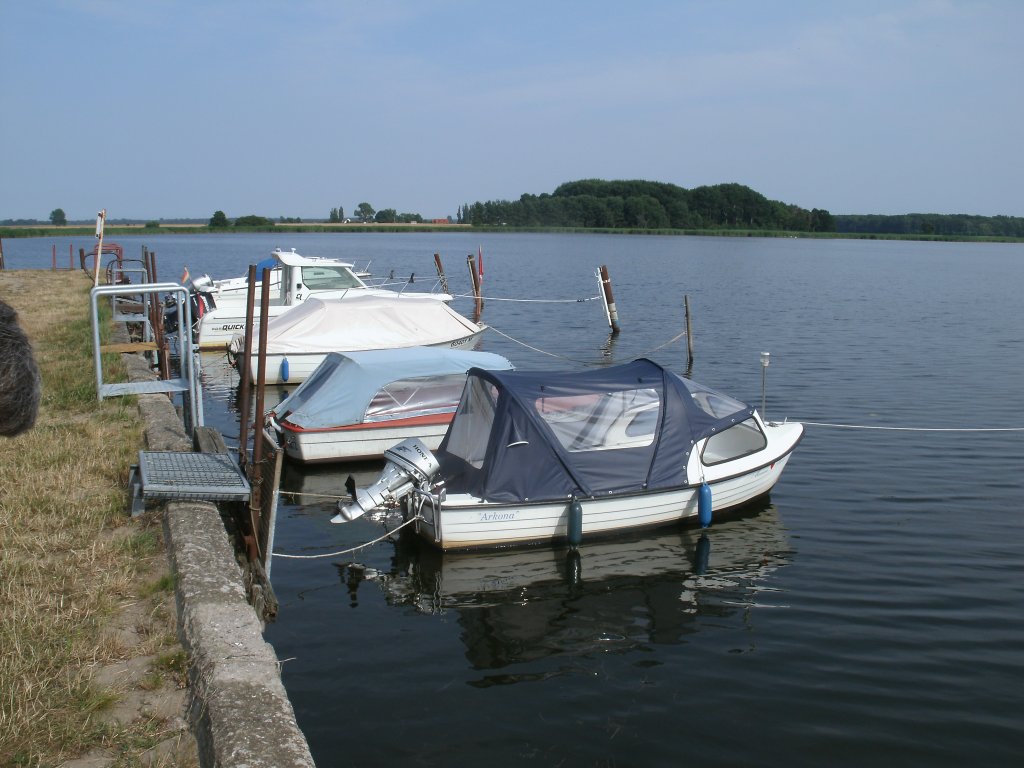 Mehrere kleine Motorboote im Hafen von Klein Kubitz(Rgen) am 26.Juli 2013.