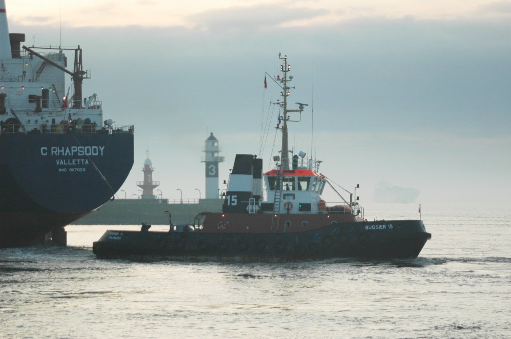 Mit Hilfe des Schleppers Bugsier 15 wird der Stckgut- und Containerfrachter  C RHAPSODY (IMO: 8117029) in die NOK-Schleuse Brunsbttel Richtung Kiel bugsiert. Aufgenommen am 4.4.2011. 
