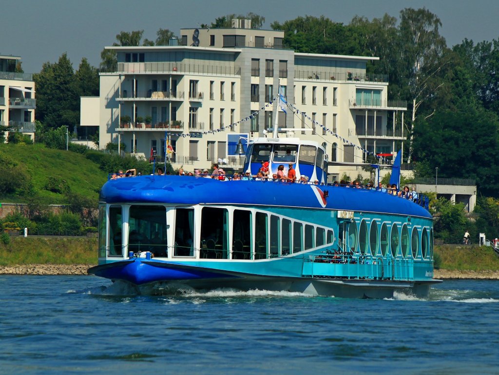  Moby Dick  mit weit aufgerissenem Maul auf dem Rhein stromaufwrts bei Bad Godesberg unterwegs. (25.07.2012)