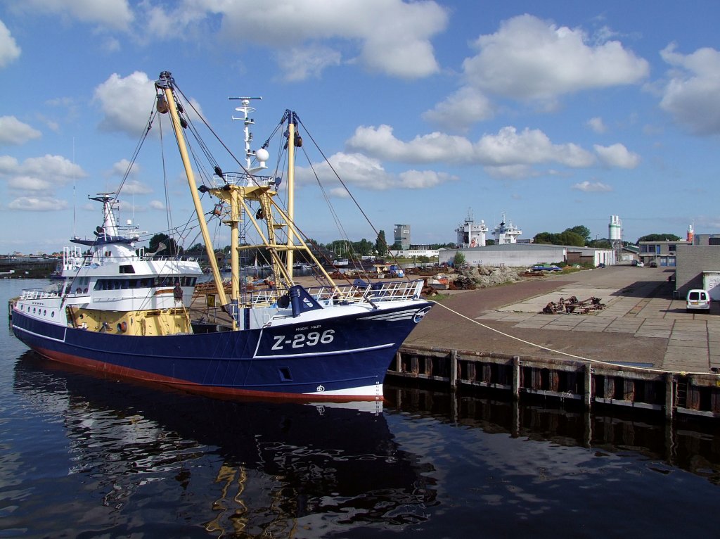 MODIE-MEID; Fischereinummer Z-296(L=37,80 B=4,70mtr.;1300PS;Bj2000,wartet im Hafengebiet von Vlissingen auf die nchste Ausfahrt;100901
