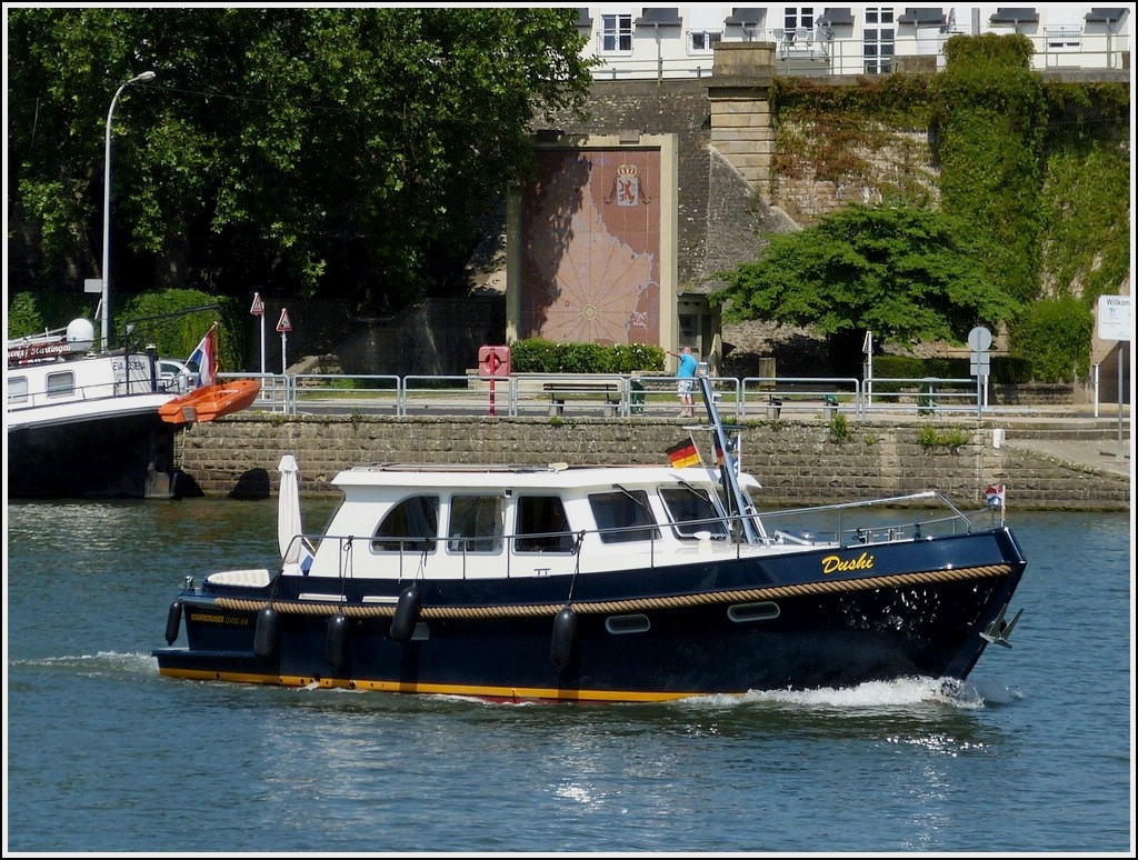 Motorboot  Dushi  auf der Mosel bei Wasserbillig aufgenommen am 10.08.2012.