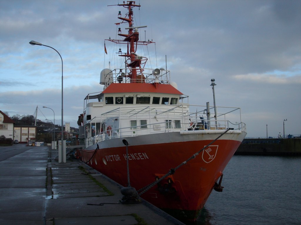 Motorschiff  VICTOR HENSEN  am 15.November 2009 im Sassniter Hafen.