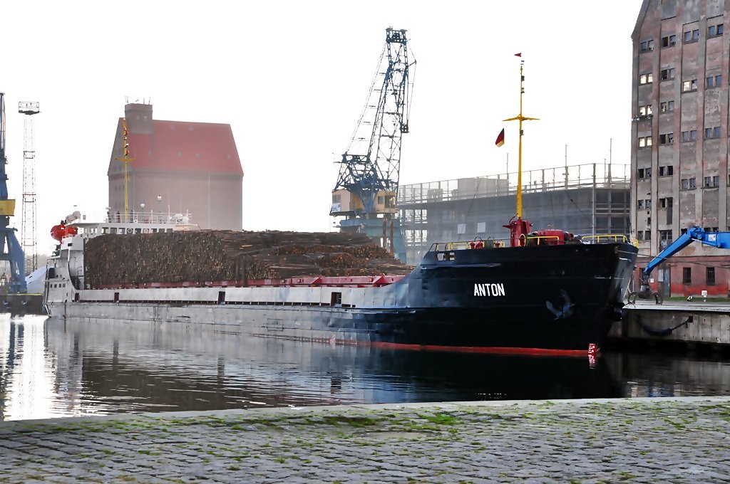 MS  ANTON  ein Schiff aus der Volga-Reihe mit Holz beladen
im Stralsunder Stadthafen am 13.12.09