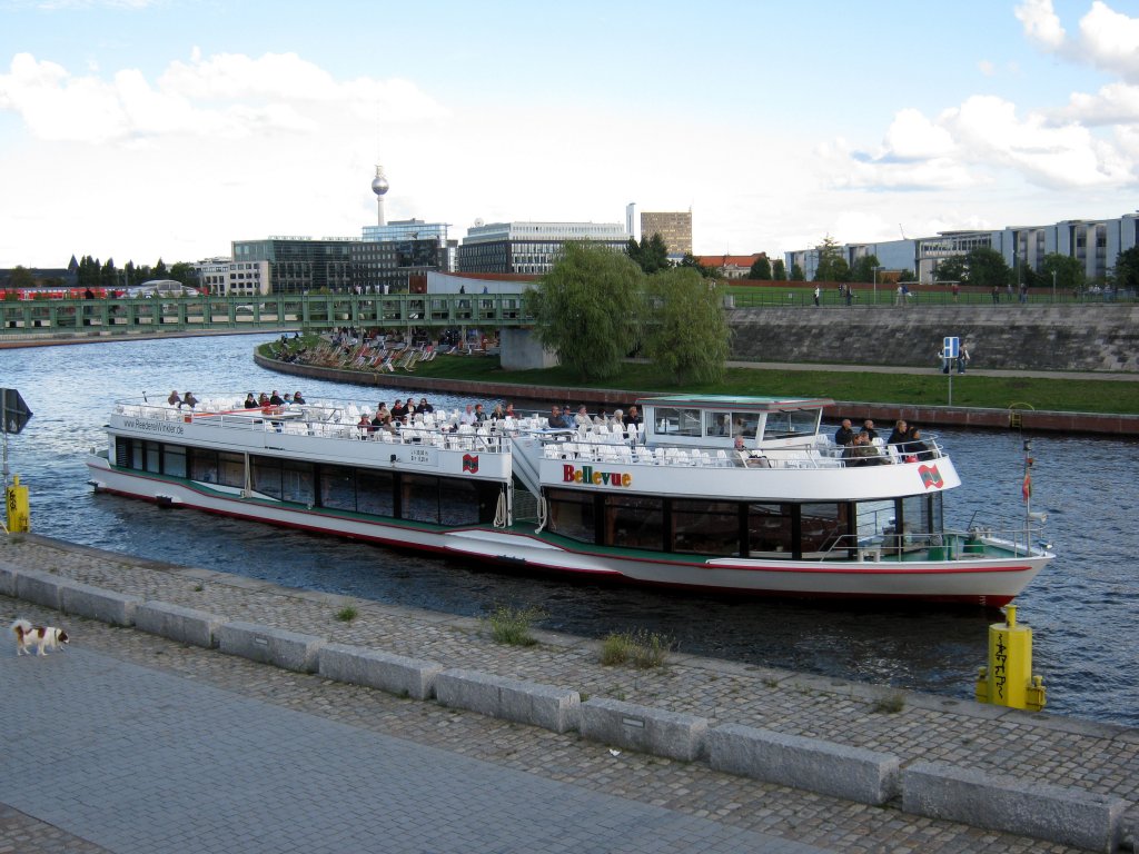 MS Bellevue am 05.09.2010 auf der Spree zu Tal und mu den Gegenverkehr vor der Moltkebrcke abwarten.