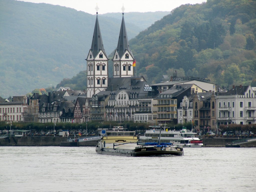 MS Dina am 07.10.2010 auf dem Rhein zu Tal bei Boppard.