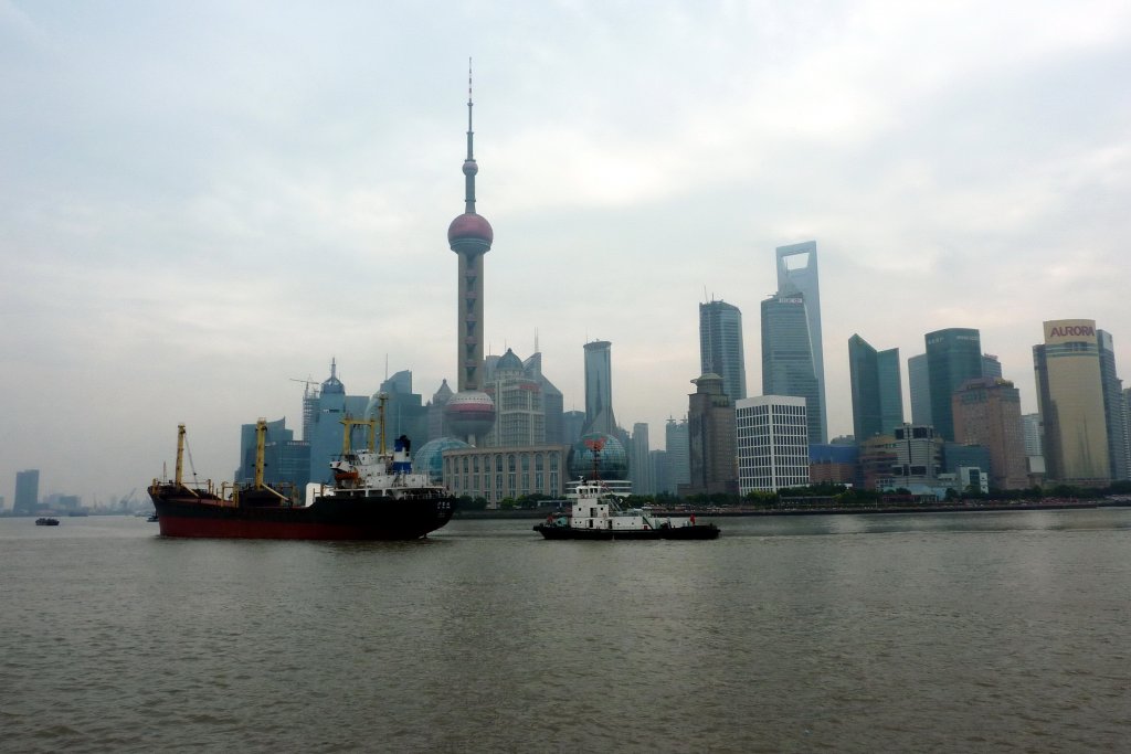 MS  HU SAI SHUN  passiert in Shanghai auf dem Huangpu River Pudong.