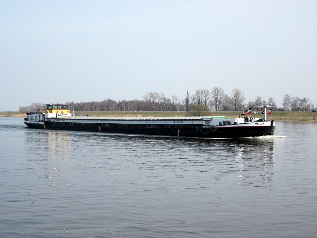 MS Mo-Bay am 30.03.2011 auf Talfahrt Ri. HH am Zollenspieker Fhrhaus.