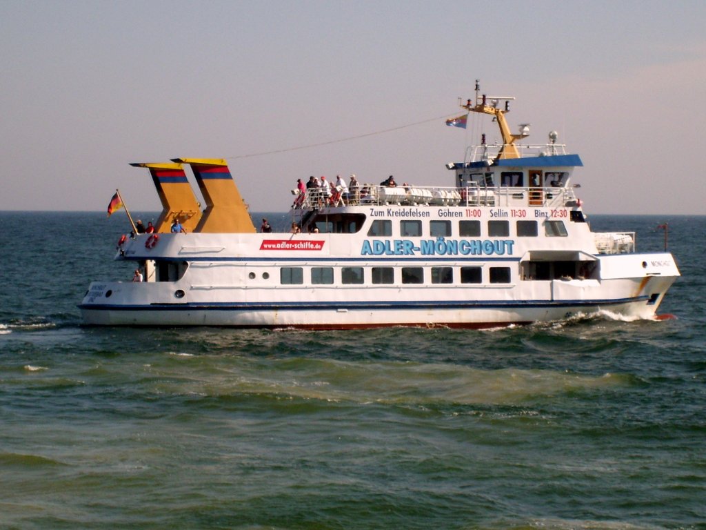 MS Mnchgut von der Adler-Reederei , am 2.8.2012 vor der Seebrcke in Ghren / Rgen.