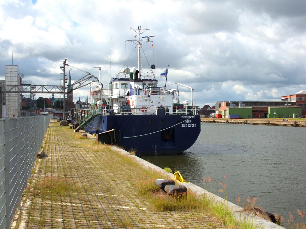 MS NINA aus Finnland, IMO 8618035, hat eine Ladung Hafer zu Brggen in Lbeck gebracht...
Aufgenommen: 15.7.2012