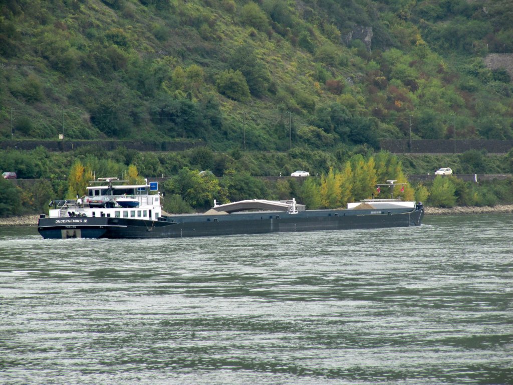 MS Onderneming IV am 07.10.2010 auf dem Rhein bei Filsen zu Tal.