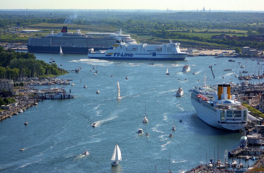 MS QUEEN ELIZABETH, IMO 9477438, liegt abfahrbereit am Skandinavienkai, die gerade gedrehte NILS HOLGERSSON luft achteraus zum Pier und die am OSTPREUSSENKAI festgemachte Costa Marina ist auch auslaufbereit und wird hinter der Queen E. den Travemnder Hafen wieder verlassen... Aufgenommen am 4.Juni 2011 um 17:38 Uhr...