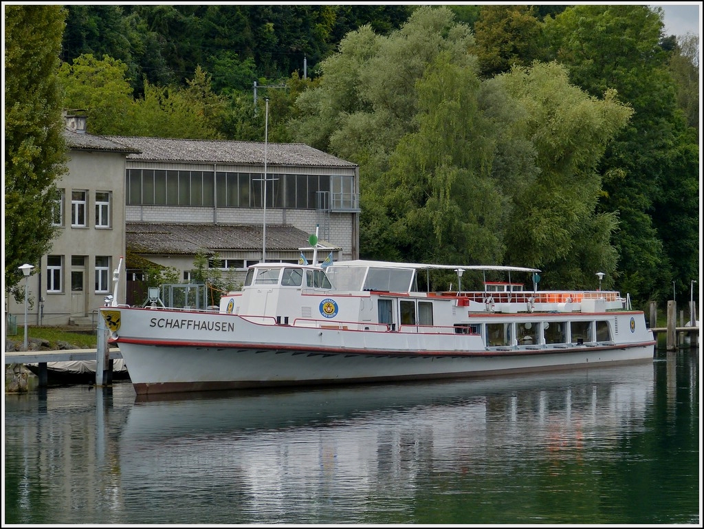 MS  Schaffhausen  am Ufer bei Langwiesen am Rhein, 13.09.2012, Schiffsdaten: L 50m; B 9,3m; 2 Motorn mit je 350 Ps, Platz fr 700 Personen;  Eigner ist die Schweizerische Schifffahrtsgesellschaft Untersee und Rhein, gebaut wurde das Schiff 1970 in der Bodanwerft in Kesselborn.