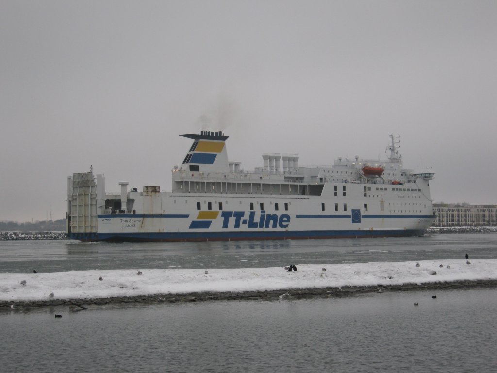 MS Tom Sawyer am 07.02.2010 im Seekanal von Warnemnde-Rostock