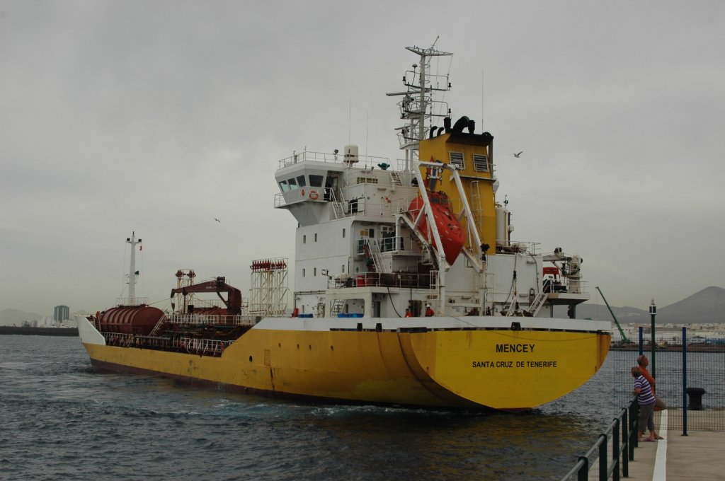 Nach einem Wendemanver legt der Tanker  Mencey  aus Tenerifa rckwrts an um Kerosin zu lschen. Beobachtet am 15.12.2010 im Hafen von Arrecife/Lanzarote.