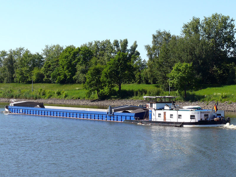 Nachschuss auf Binnenfrachtschiff EIDER, Buxtehude (04802300) die Elbe abwrts Richtung Hamburg auf dem Unteren Schleusenkanal Geesthacht; 03.06.2010
