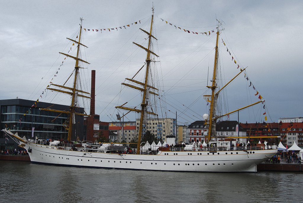 Natrlich darf auf der Sail 2010 in Bremerhaven auch die Gorch Fock nicht Fehlen Lnge:89,30m Breite:12,00m Tiefgang:5,60m Segelflch:2034m 	Besatzung:210 Personen aufgenommen am 29.08.10
