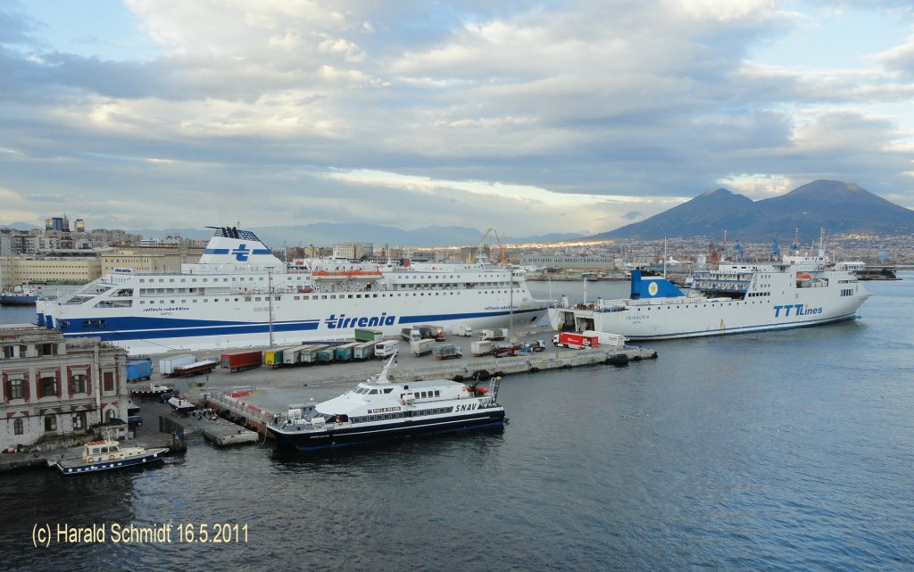 Neapel am 16.5.2011 mit  SNAV Alfa ,  Raffaele Rubattino  und  Trinacria 