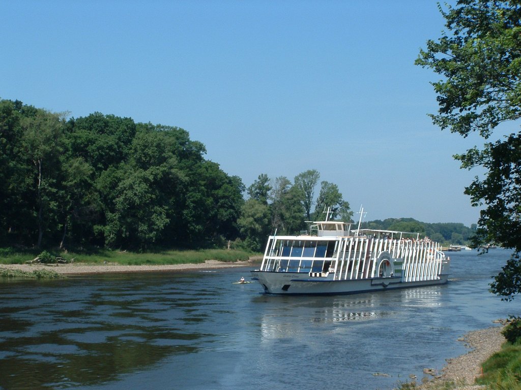 Neubau-Motorschiff  Graefin Cosel  auf der Elbe (Dresden). 27.06.2005
