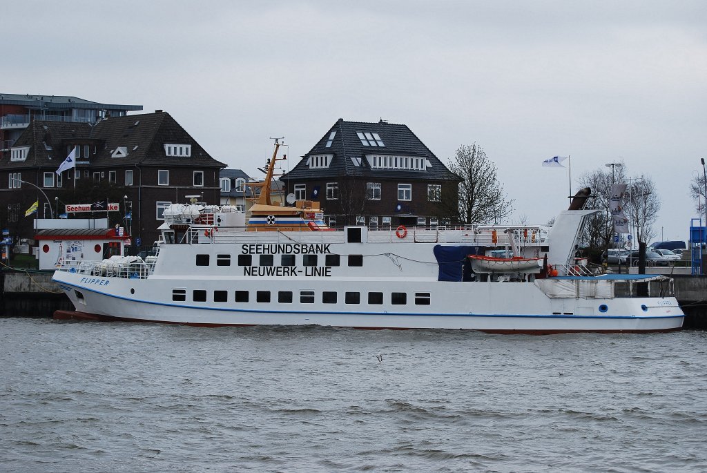 Nicht der kluge Delphin sondern das Fahrgastschiff Flipper im Hafen von Cuxhaven IMO-Nummer:7641190 Flagge:Deutschland Lnge:48.0m Breite:8.0m Baujahr:1977 aufgenommen am 11.04.10	