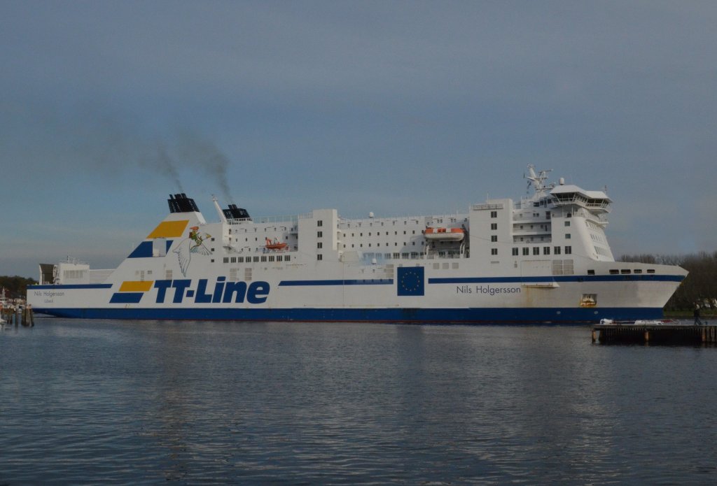 NILS HOLGERSON, Heimathafen Lbeck. Ein RORO-Fhrschiff einlaufend in den Hafen von Travemnde am 27.04.2013