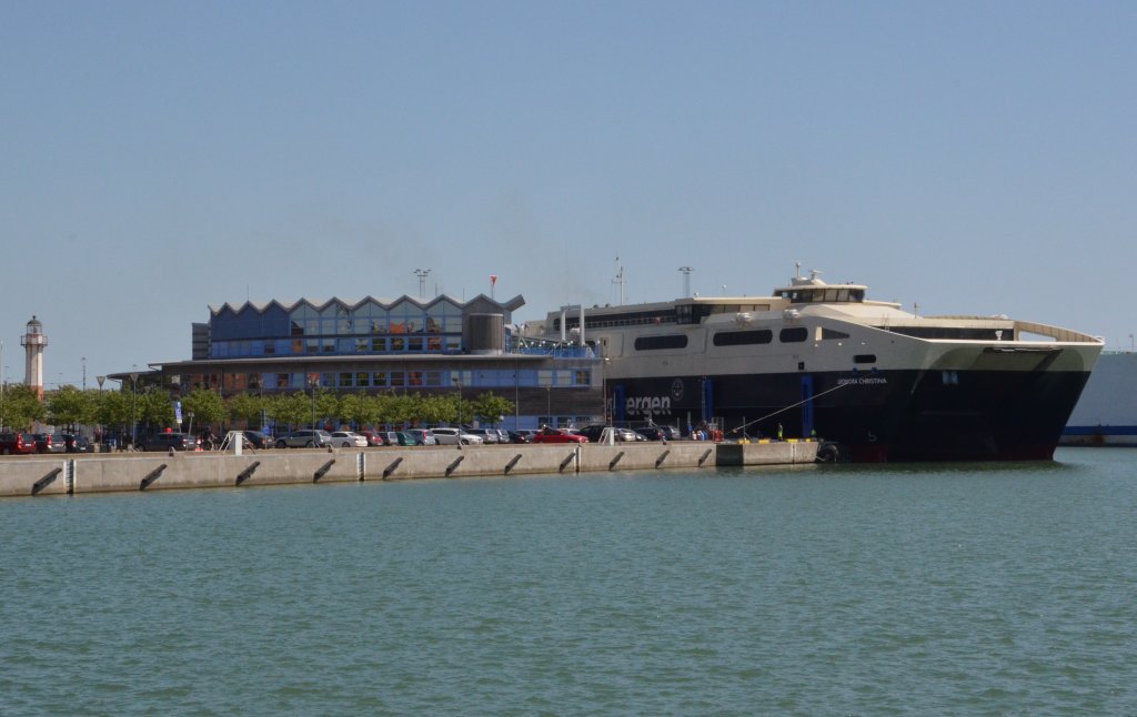 Noch steht die Katamaran Fhre Leonora Cristina von Bornholmer Faergen am Kai von Ystad zum auslaufen bereit um zur Insel Bornholm zu fahren. Gesehen am Hafen von Ystad am 24.05.2012.