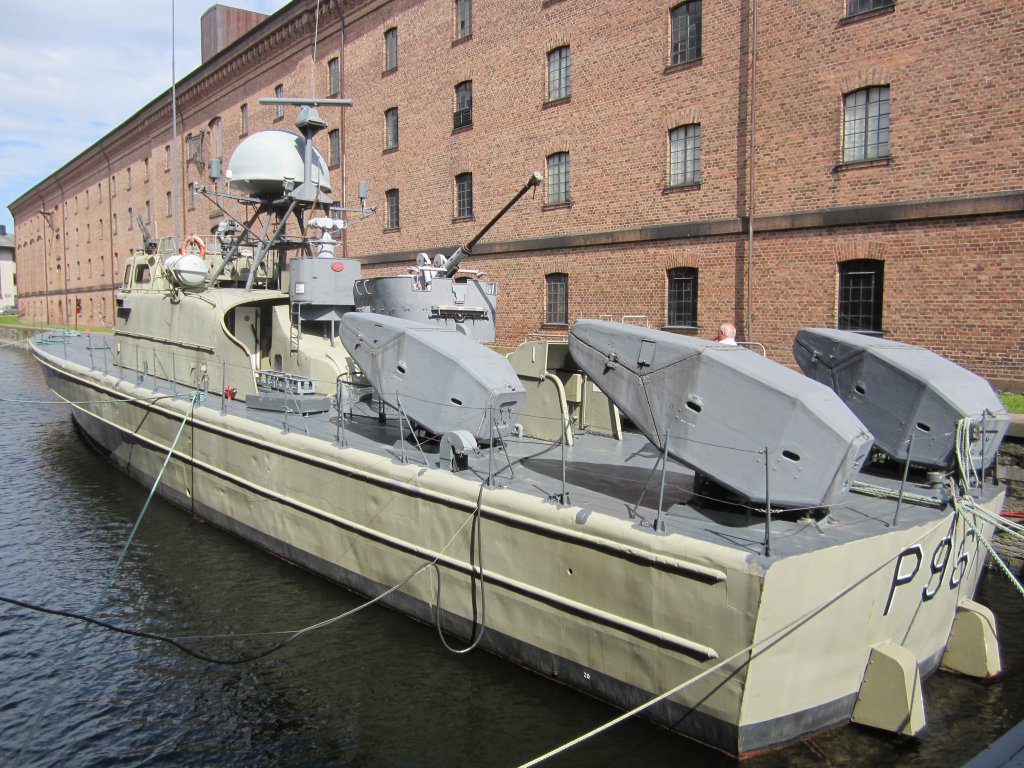 Norwegisches Schnellboot der Storm-Klasse, erbaut 1965, 140 to, 2 MTU Dieselmotoren mit je 2640 KW, Besatzung 19-20 Mann, Bewaffung 1 76 mm Bofors L50 Geschtz, 1 40 mm Bofors L70 Geschtz, 6 Penguin AShM, heute im Marinemuseum Horten (23.06.2013)