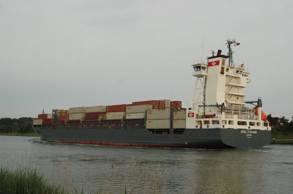 OOCL Finland ein Containerschiff Heimat London  IMO Nr.: 9354351 gesehen am 21.07.2011 auf dem Nord-Ostsee-Kanal bei Sehestedt.