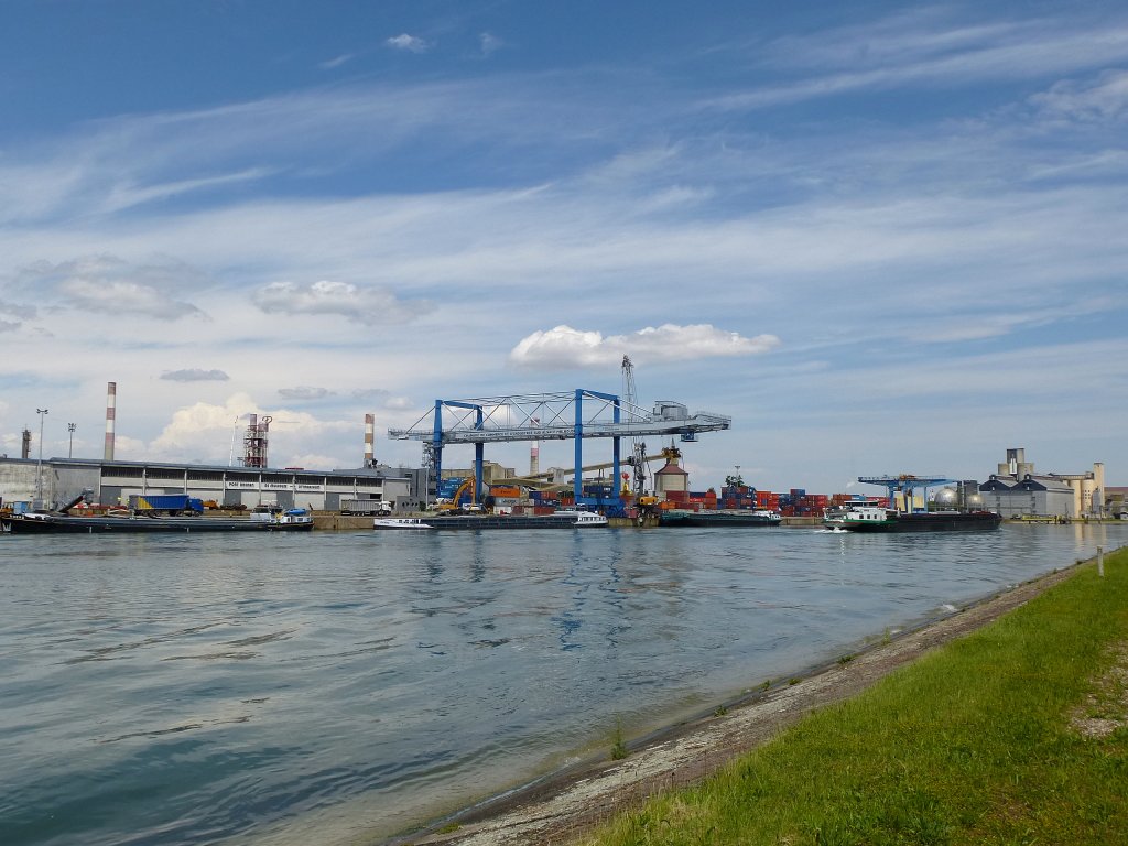 Ottmarsheim, Containerverladung am Rheinhafen, Mai 2013