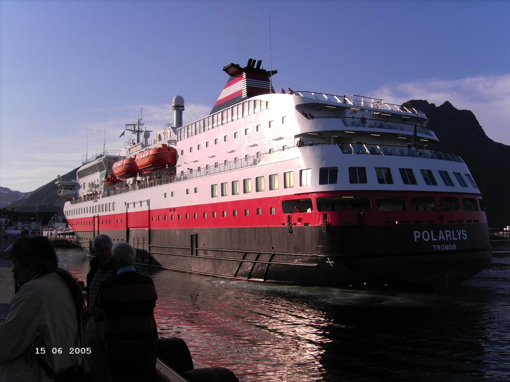 Polarlys beim Anlegen im Hafen von Svolvaer/Lofoten-Norwegen. Beobachtet am 15.06.2005