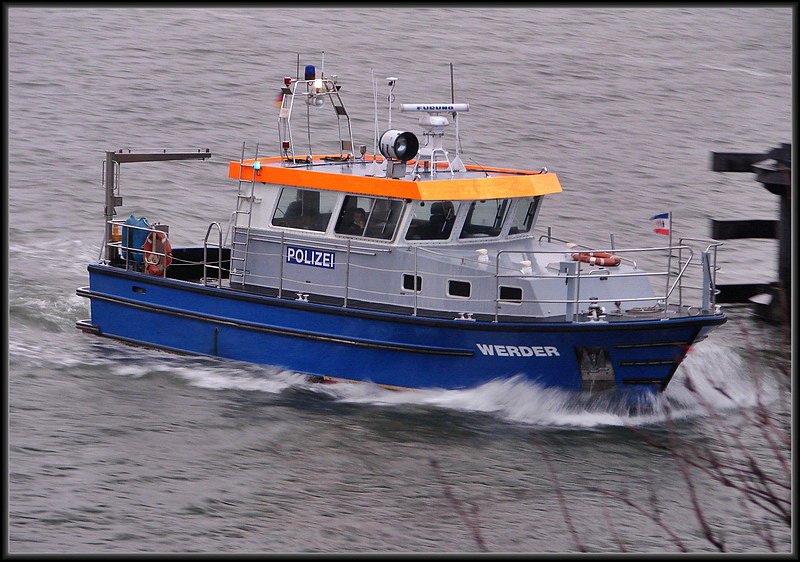Polizeiboot  Werder  mit Kurs Ziegelgraben.  Stralsund am 09.12.07 
