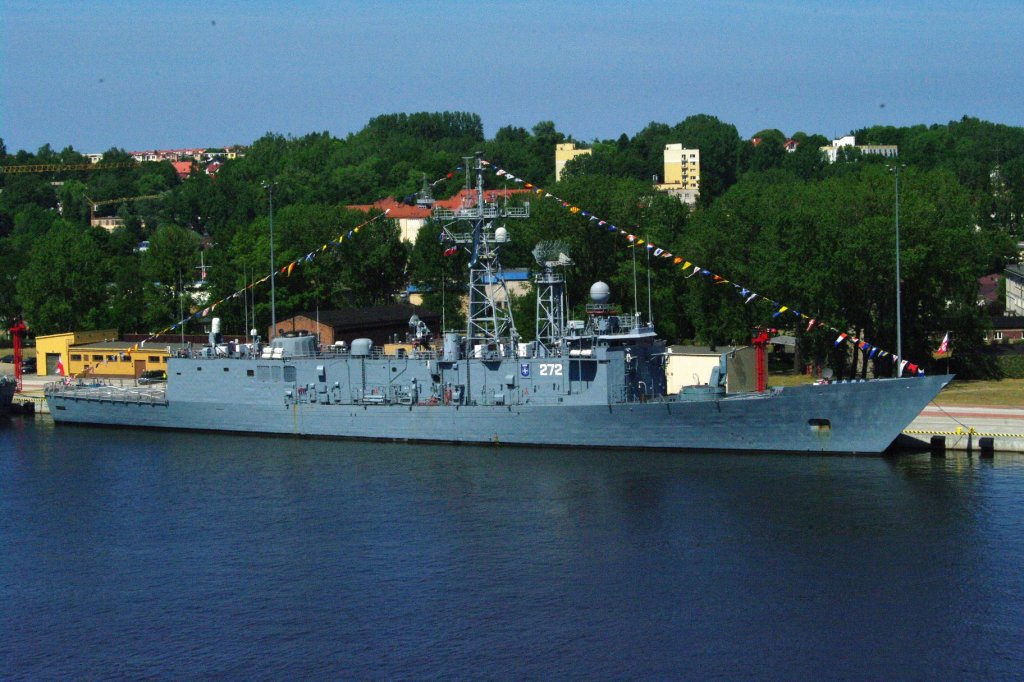 Polnische Fregatte General K. Pulaski (272), Oliver Hazard Perry Klasse, 
aufgenommen am 9.7.2010 im Hafen von Danzig
