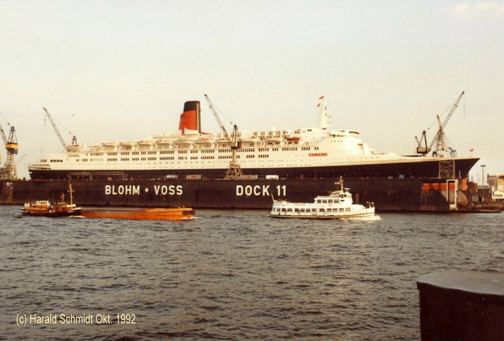 QUEEN ELIZABETH 2 IMO 6725418 im Oktober 1992 in Dock 11 von Blohm&Voss, Hamburg / Cunard Line / bei John Brown& Co, Clydebank, Nr. 736 / 18.4.1969 Ablieferung / BRT 65863 / La. 293,53, B 32,01, Tg. 9,87m, / 2 Satz Getriebeturbinen, 110.000 PS, 2 Prop. 28,5 kn / 1986/87 bei Lloyd Werft, Bremerhaven auf dieselelektrischen Betrieb umgebaut, neun 9-Zyl. MAN/B&W, 95.650 kw, 2 E-Motore, 86770 kW, 28,5 kn / BRT 66.450 / 2.10.1992 nach Reparatur bei Blohm&Voss, Hamburg, BRZ 69.053 / 12.1994 BRZ 70.327 / 27.11.2008 Auerdienststellung / Umbau zum Hotel-Schiff /  (Scan vom Foto)



 
