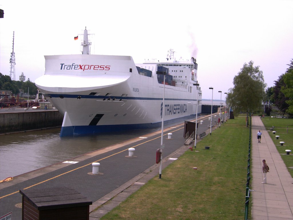 RO-RO-Schiff Trafexpress PULPCA in der Schleuse Brunnsbttel,22.06.2008