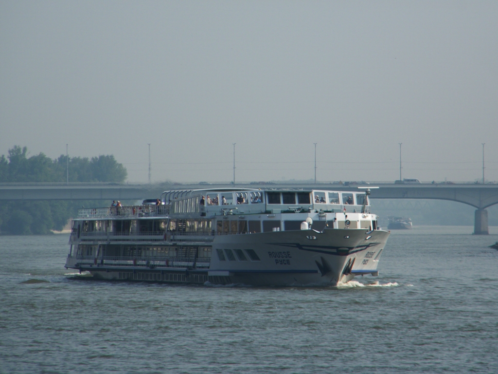 Rousse in Budapest an Donau, zwischen rpd-Brcke und Margit-Brcke, am 06. 08. 2011. 